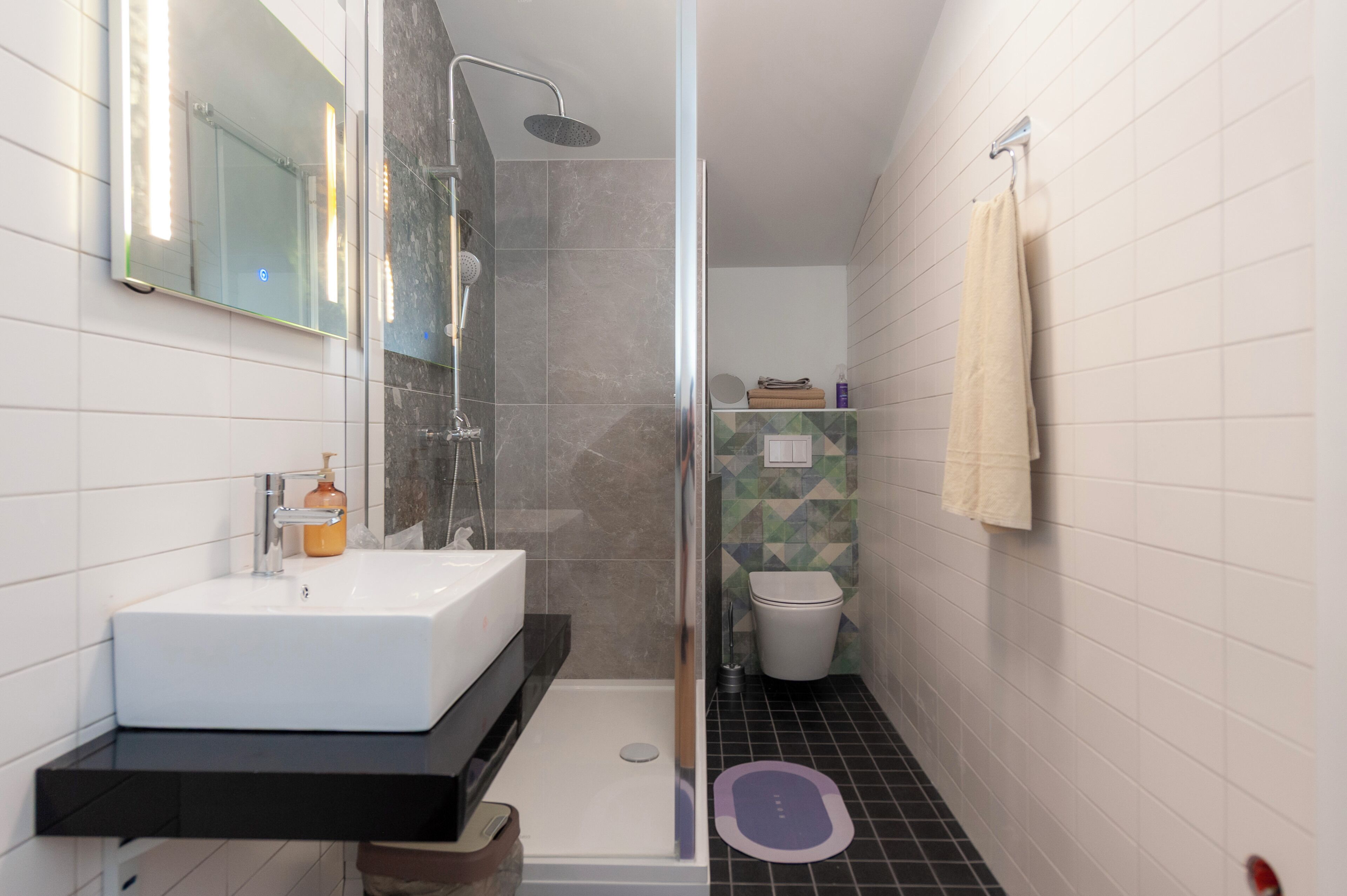 Een douche, een haardroger, handdoeken, zeep