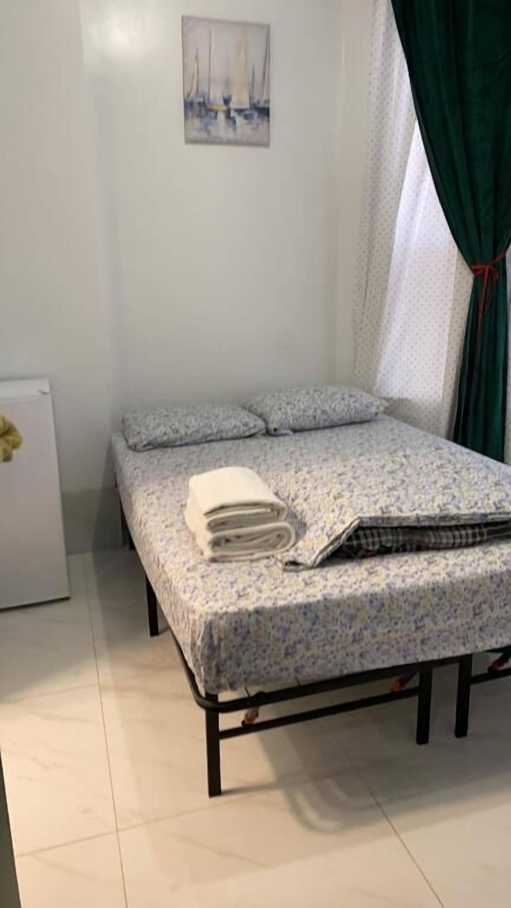 Escritorio, wifi gratis y ropa de cama 
