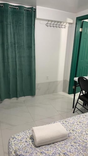 586 Hotel