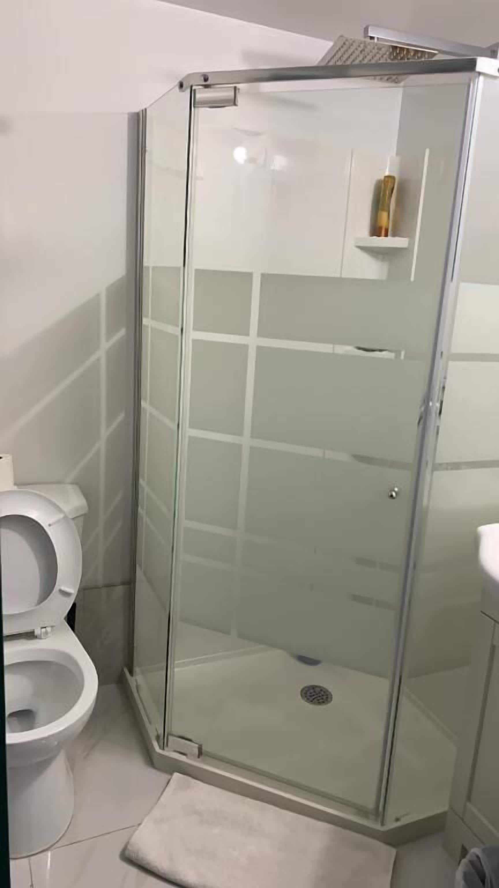 Double Room | Bathroom | Free toiletries, towels, toilet paper