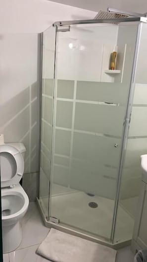 Double Room | Bathroom | Free toiletries, towels, toilet paper