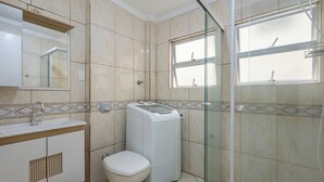 Apartemen Basic | Kamar mandi | Shower