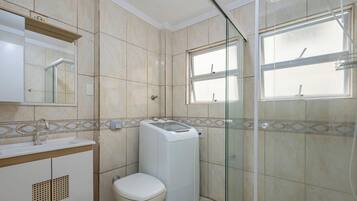 Eenvoudig appartement | Badkamer | Een douche