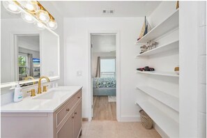 Interior - Snyder's Rest- C Managed by Beach Retreats FL (Bradenton Beach)