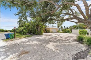 Property grounds - Snyder's Rest- C Managed by Beach Retreats FL (Bradenton Beach)