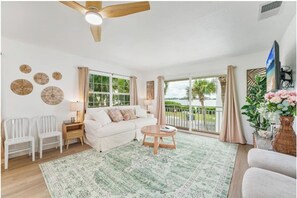 Living area - Snyder's Rest- C Managed by Beach Retreats FL (Bradenton Beach)