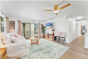 Living area - Snyder's Rest- C Managed by Beach Retreats FL (Bradenton Beach)