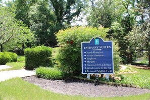 Schild mit verschiedenen Zielen, darunter South Hampton, North Hampton, Brighton, Margate, Gloucester Pt. & Terrace, Windermere am Meer und Richmond Park Gebäude 1 bis 21.