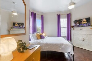 A bedroom with a bed, bedside table, lamp, and a TV on a stand. - 2 bed/1 bath, Walkable to Forsyth, Historic (Savannah)