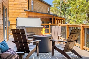 An outdoor seating area with a fire pit and chairs. - 4 Ensuite Baths | Hot Tub | Pool + Lazy River (Hollister)