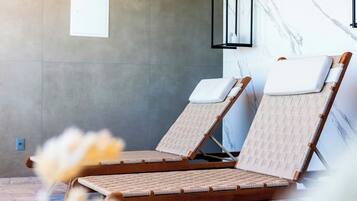 Deluxe Studio, Lanai, Beach View | Interior