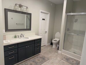 Douche, séchoir à cheveux, bidet, serviettes fournies