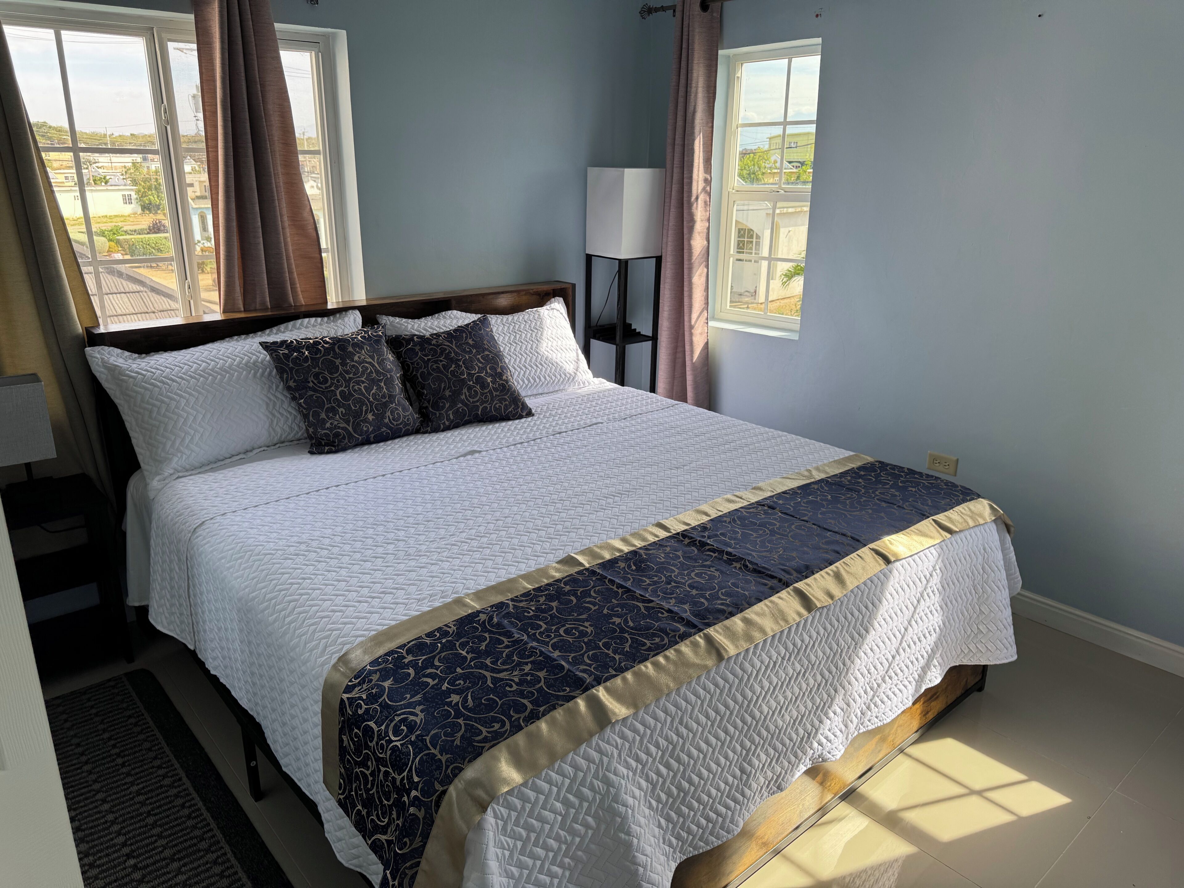 6 bedrooms, iron/ironing board, Internet, bed sheets