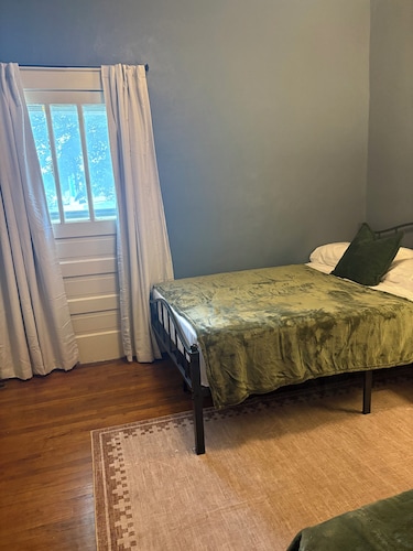 Giraffe House 2-bedroom with AC in charming Carthage. Steps from Route 66.