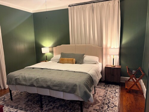 Giraffe House 2-bedroom with AC in charming Carthage. Steps from Route 66.