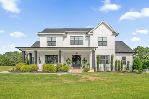Luxury pro golf & equestrian retreat with pool and gym. Peaceful retreat 6BD/4BR