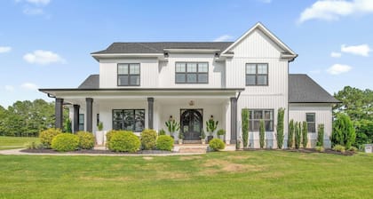 Luxury pro golf & equestrian retreat with pool and gym. Peaceful retreat 6BD/4BR