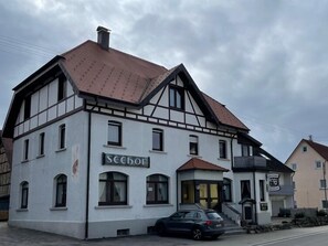 En tvåvåningsbyggnad med en skylt som visar texten ”SEEBORG”.