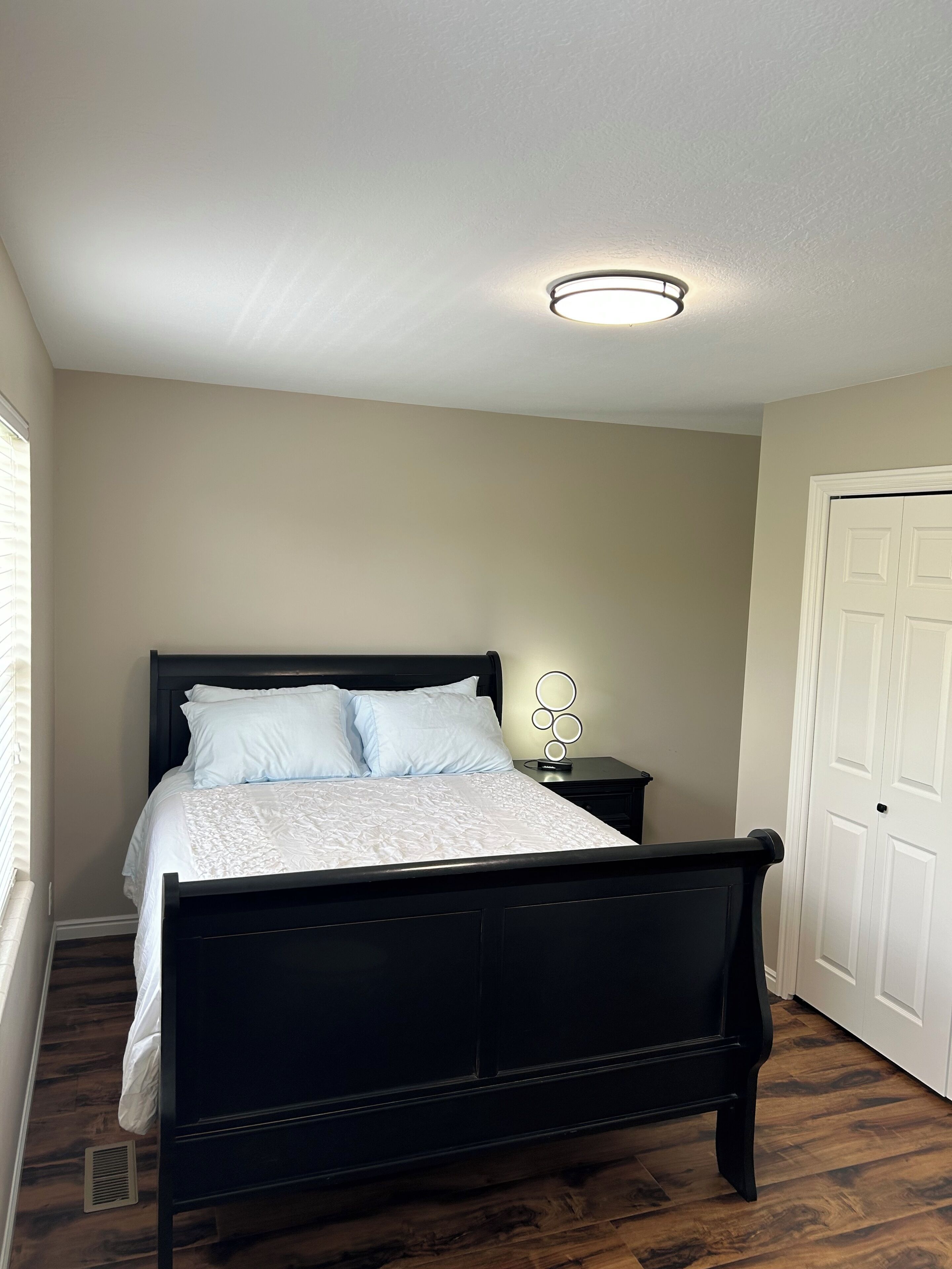 2 habitaciones, tabla de planchar con plancha, wifi y ropa de cama 