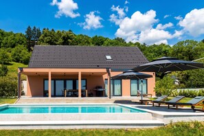 Villa Familiale, 3 chambres, balcon, côté montagne (Vineyard Panorama Villa With Pool And) | Piscine | Piscine extérieure (ouverte en saison)