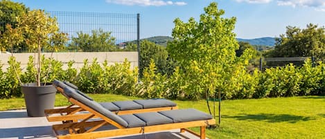Perhehuvila, 3 makuuhuonetta, parveke, vuorten lähellä (Vineyard Panorama Villa With Pool And) | Ulkoalueet