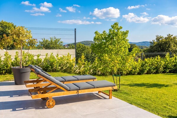Villa Familiale, 3 chambres, balcon, côté montagne (Vineyard Panorama Villa With Pool And) | Enceinte de l’hébergement