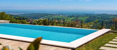 Villa familiar, 3 habitaciones, balcón, junto a la montaña (Vineyard Panorama Villa With Pool And) | Alberca | Alberca al aire libre por temporada