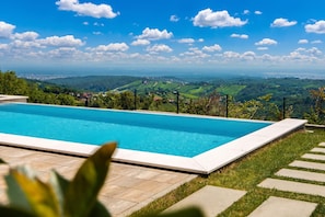 Biệt thự dành cho gia đình, 3 phòng ngủ, ban công, cạnh núi (Vineyard Panorama Villa With Pool And) | Hồ bơi
