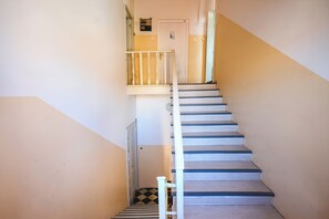 Eine Treppe mit weißen Spindeln und einem Schachbrettmuster.