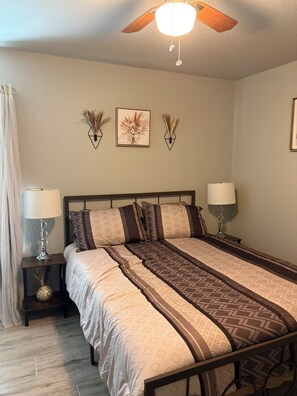 Iron/ironing board, Internet, bed sheets - Spacious 3-bedroom & 2 Bath Retreat with Backyard (Copperas Cove)