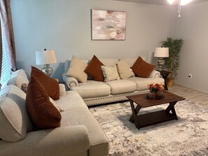 Living area - Spacious 3-bedroom & 2 Bath Retreat with Backyard (Copperas Cove)