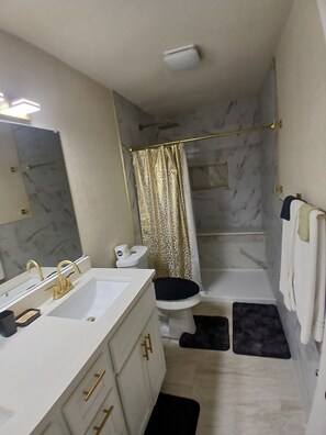 Bathroom - Charming 3-bedroom house in peaceful San Antonio near military bases (San Antonio)