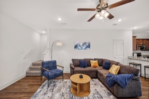 Living area - Modern Comfort, Prime Location/SeaWorld/Six Flags (San Antonio)