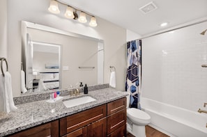 Towels, soap, toilet paper - Modern Comfort, Prime Location/SeaWorld/Six Flags (San Antonio)