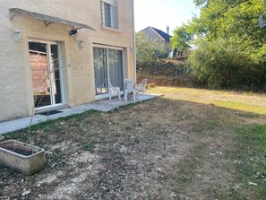 Outdoor dining - 3-room NE apartment on the garden level (Varetz)