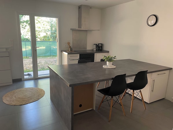 Private kitchen - 3-room NE apartment on the garden level (Varetz)