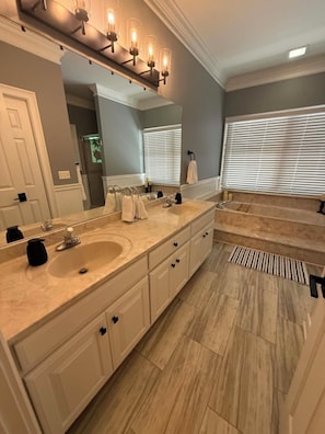 Shower, jetted bath, hair dryer, towels - Tranquil Waters Retreat on Tiger Creek - Theater, Rec Room, Fire Pit & Office (Tiger)