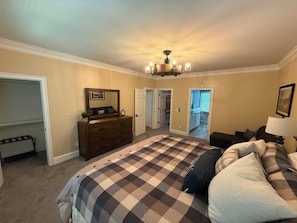 Iron/ironing board, free WiFi, bed sheets - Tranquil Waters Retreat on Tiger Creek - Theater, Rec Room, Fire Pit & Office (Tiger)