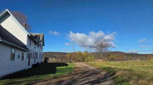 4 Bedroom 1820 Farmhouse with River View and Double Master Bathrooms
