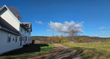 4 Bedroom 1820 Farmhouse with River View and Double Master Bathrooms