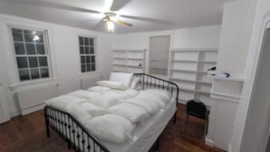 4 bedrooms, iron/ironing board, WiFi, bed sheets