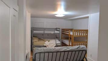 4 bedrooms, iron/ironing board, WiFi, bed sheets