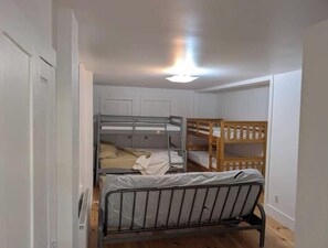 4 bedrooms, iron/ironing board, WiFi, bed sheets