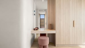 Ein modernes Interieur mit einem Holzschrank, einem kleinen Hocker und einer schlichten Schreibtischzeile.