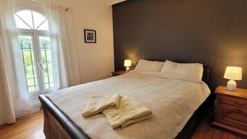 3 bedrooms, iron/ironing board, bed sheets