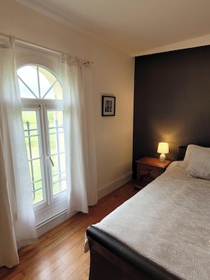 3 chambres, fer et planche à repasser, draps fournis