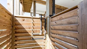 Eine Holztreppe mit Metallgeländer, die zu einer oberen Ebene führt.