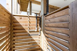 Eine Holztreppe mit Metallgeländer, die zu einer oberen Ebene führt.