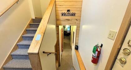 Lakefront Group Escape w/ Extra Suite on Elk Lake