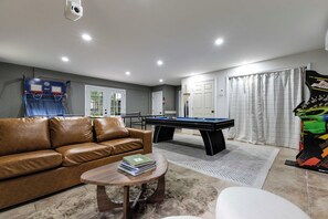 Games room - Game Room, Hot Tub, Fire Pit, Near Ski Resorts (Tobyhanna Township)